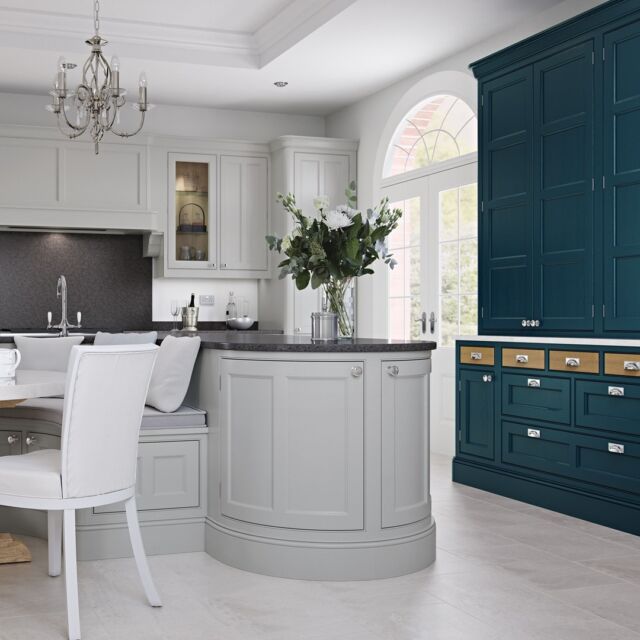 Looking for something different in your kitchen?
How about a Barrel Unit 😊
•
•
Shown here in this Molson design, the large barrel unit with twin panel doors provides aesthetic appeal as well as ample storage space🥰
•
#lovedesign #lovekontour #barrelunit #molson